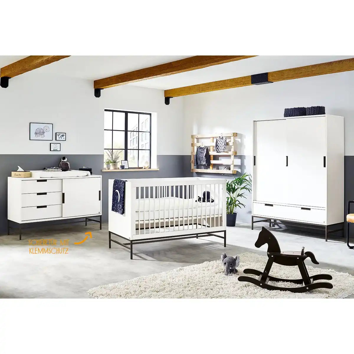 Baumschule 'Steel' extra breit groß
3-teilig: Kinderbett, extra breite Wickelkommode, großer Kleiderschrank - HomeDesign Knaus