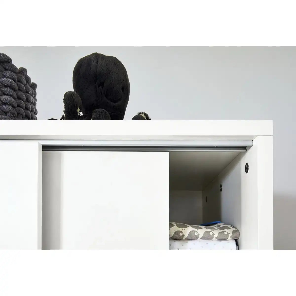 Baumschule 'Steel' extra breit groß
3-teilig: Kinderbett, extra breite Wickelkommode, großer Kleiderschrank - HomeDesign Knaus