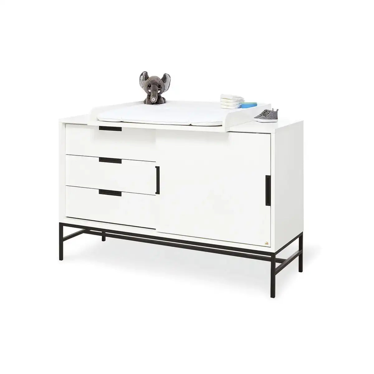 Baumschule 'Steel' extra breit groß
3-teilig: Kinderbett, extra breite Wickelkommode, großer Kleiderschrank - HomeDesign Knaus