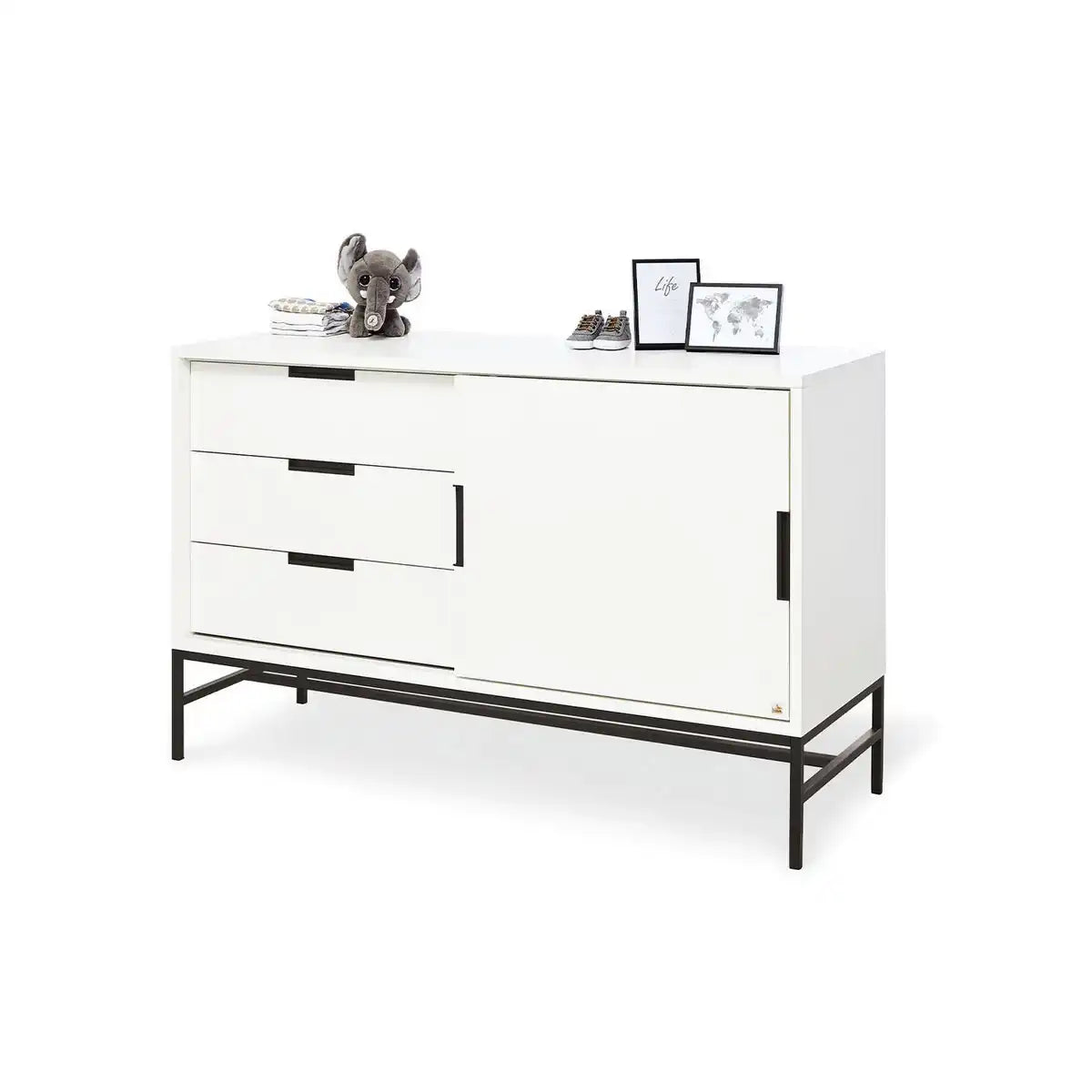 Baumschule 'Steel' extra breit groß
3-teilig: Kinderbett, extra breite Wickelkommode, großer Kleiderschrank - HomeDesign Knaus