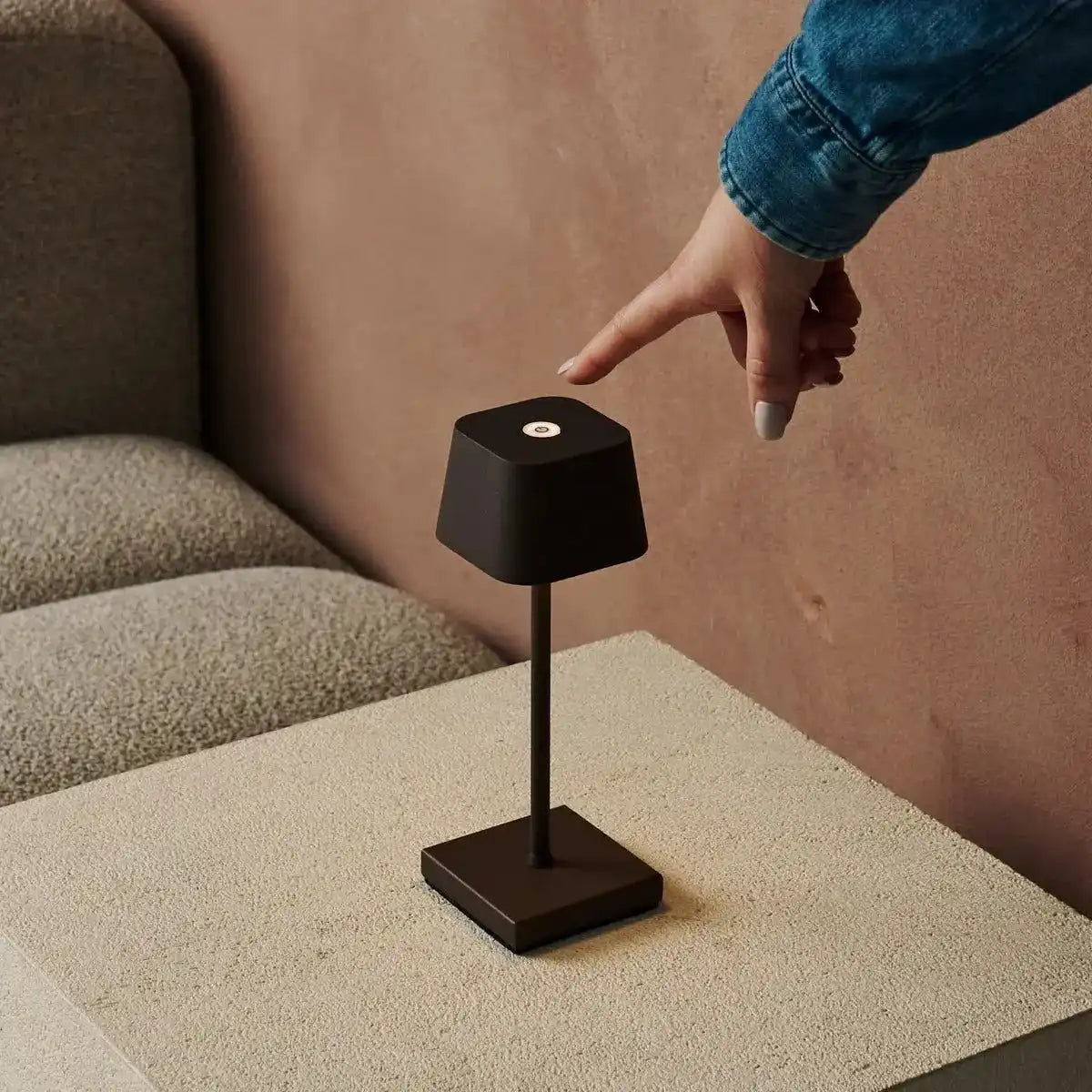 Sarphati Mini Mokka Braune Schnurkabellampe - drahtlos wiederaufladbar über Ladestation, dimmbare Lampe und 3 Lichtmodi