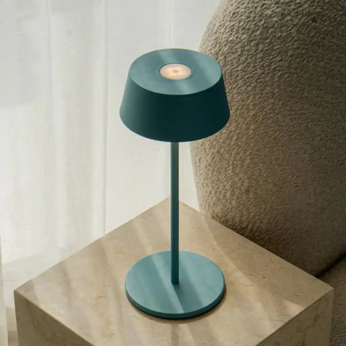 Hugo Amsterdams blaue wiederaufladbare Tischlampe aus Eisen – dimmbar, stilvoll und kabellos
