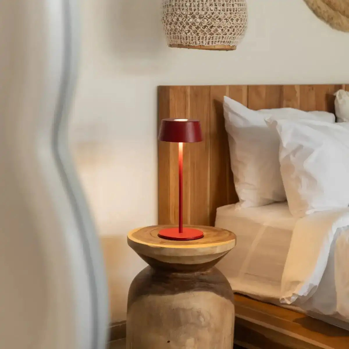 Hugo Berry Red Wiederaufladbare Eisen-Tischlampe – dimmbar, stilvoll und kabellos