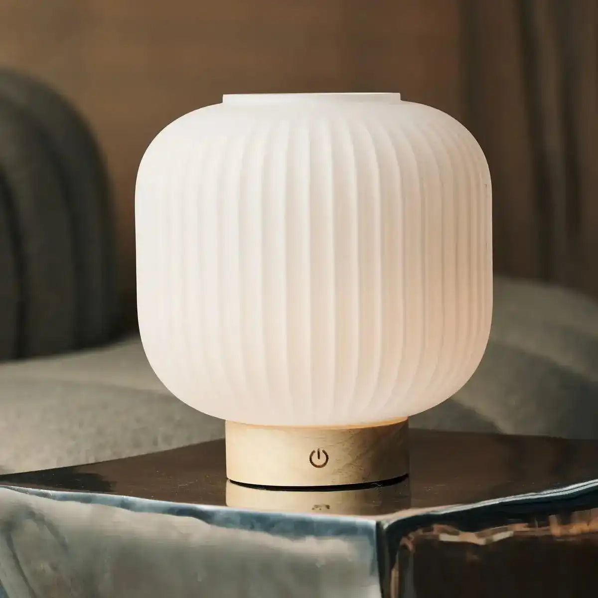 Lyla einzigartige wiederaufladbare Lampe - gefrostete Glas & Holzbasis, dimmbar, 3 Lichtmodi