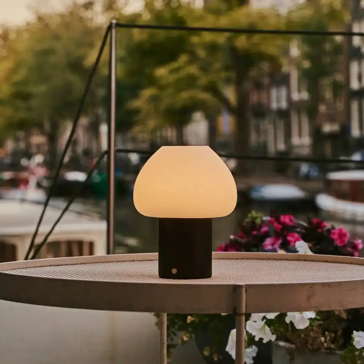 Dunkelbraune Holzlampe Fynn – wiederaufladbares und dimmbares Licht