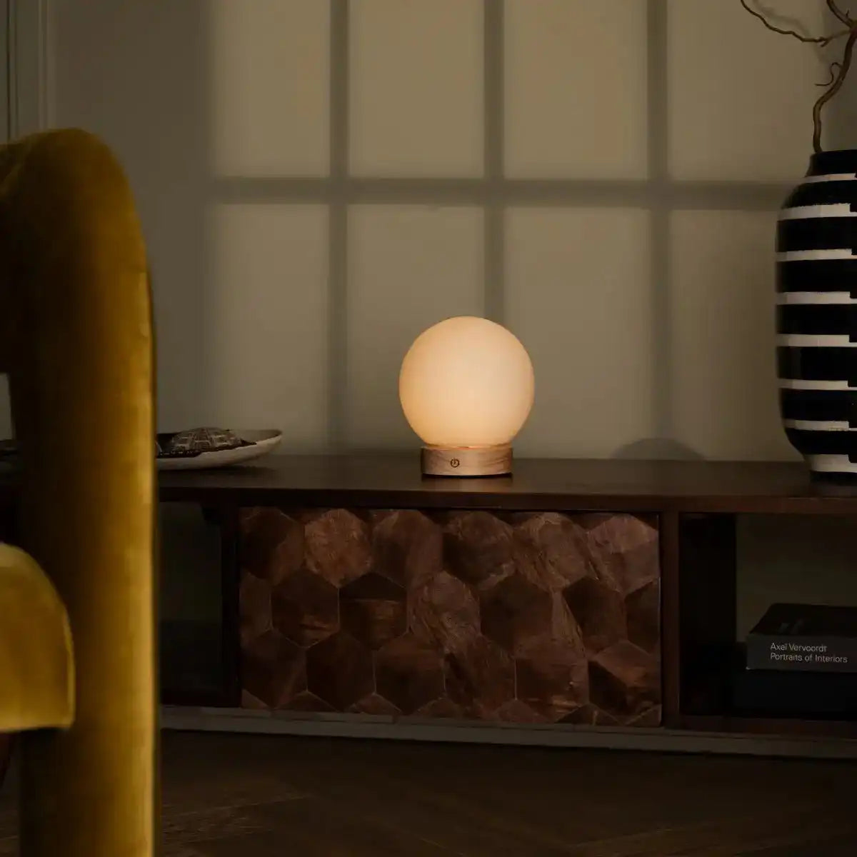 Flores hellbraune Holzlampe mit Glasbirne - wiederaufladbares und dimmbares kabelloses Licht