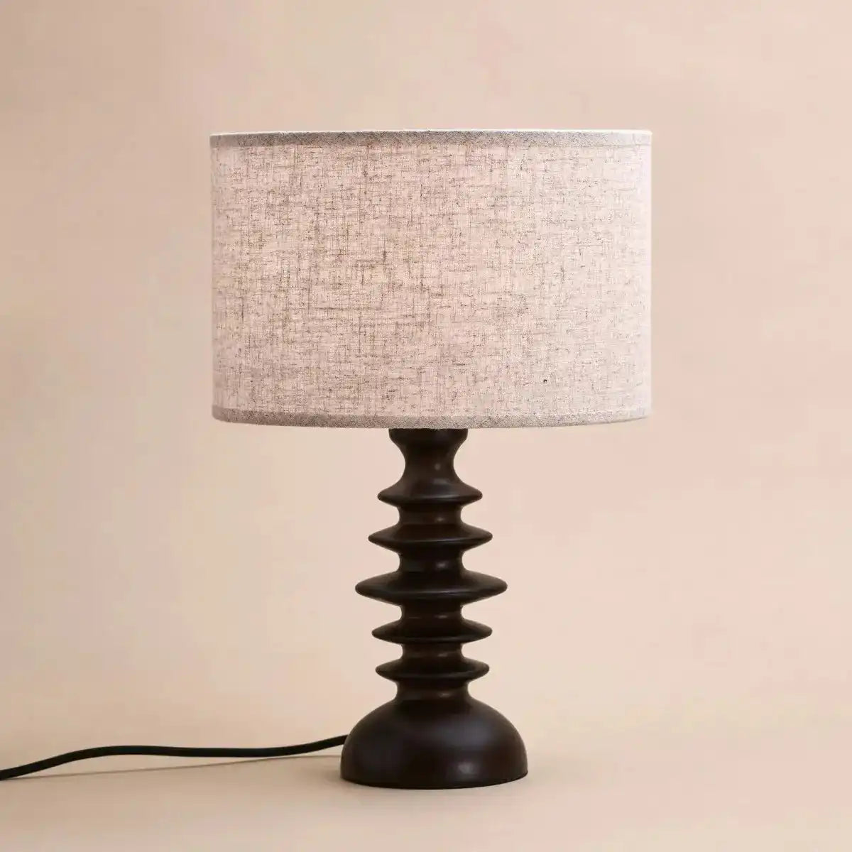 Bodhi Dunkelbraune Holzlampe mit beigem Lampenschirm – Elegante Beleuchtung für jeden Raum