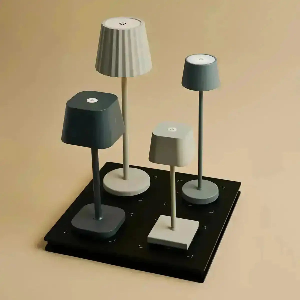 Combi Set Professional-4 x de pijp Mini Midnight Black wiederaufladbare Tischlampen & 1 x Amstel Wireless Ladestation mit Qi-Technologie