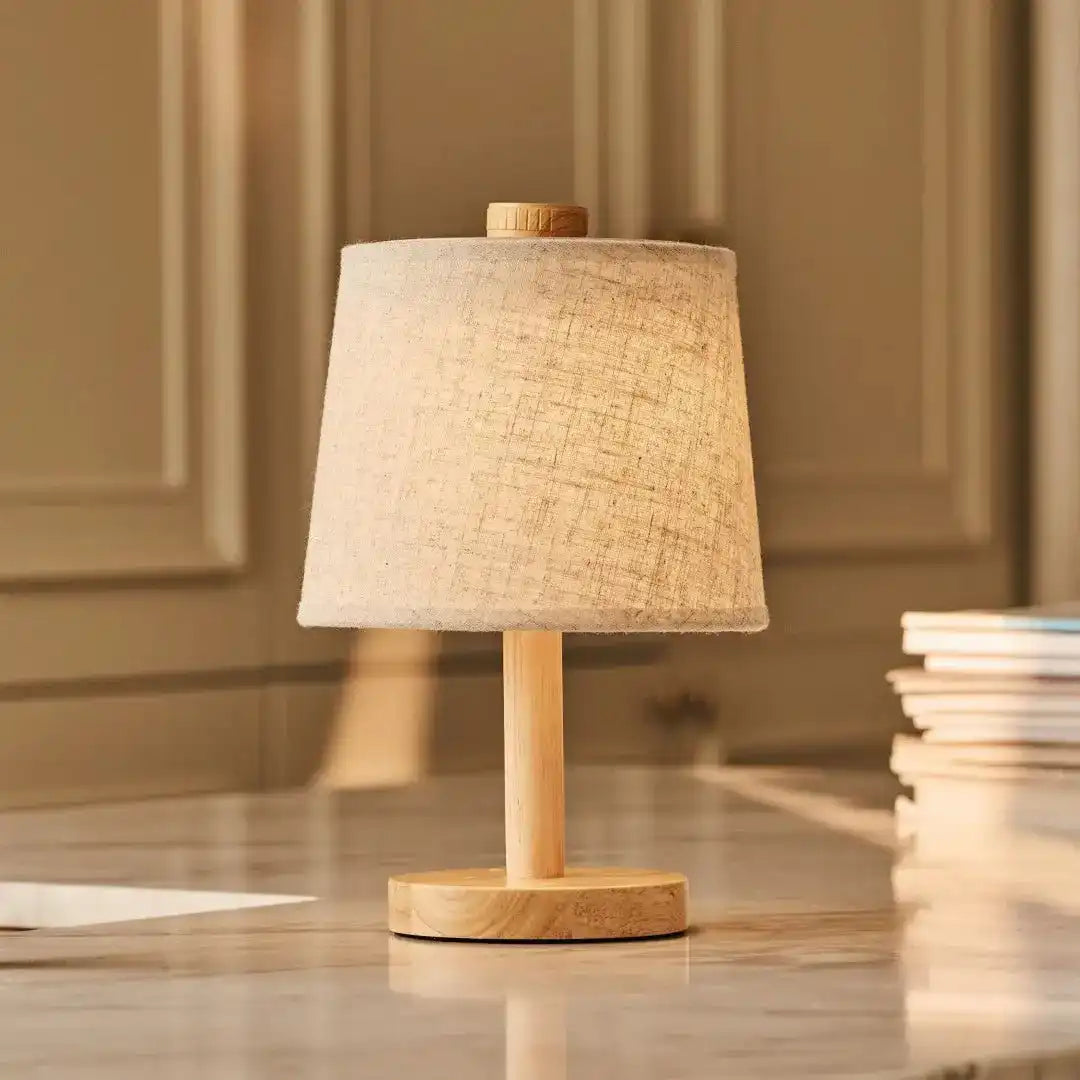 Rover Hellbraune wiederaufladbare Holzlampe | Kabellos, dimmbar mit Stoffschirm
