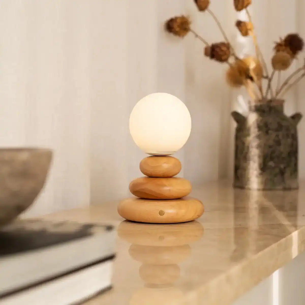 Wiederaufladbare Lampe Isabella aus Holz und Glas – kabellos und dimmbar