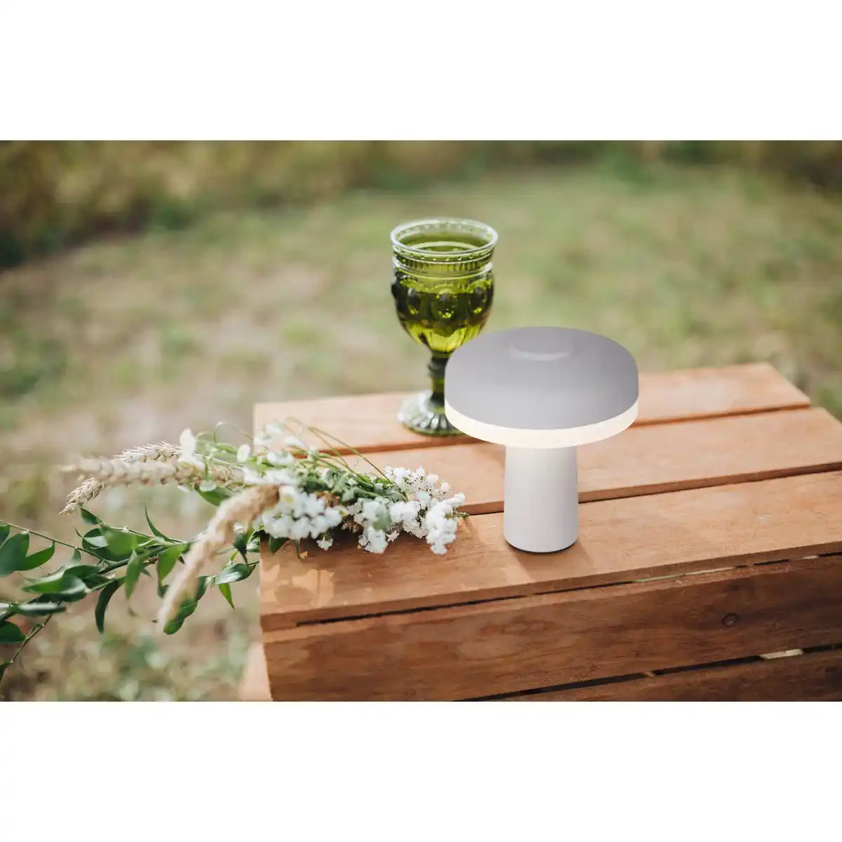 Akku-Tischleuchte "PILU", 16,5 cm hoch, oben Ø von 15 cm, Metall in Weiß, weißer Kunststoff, integrierten LEDs,280 Lumen, dimmbar per Berührungssensor, warmweiß