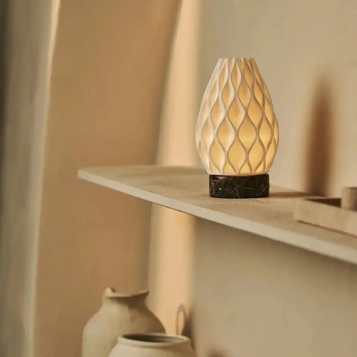 Vela Marble Akku-Tischlampe aus 3D-gedrucktem Porzellan – wiederaufladbar, dimmbar und bis zu 100 Stunden Licht