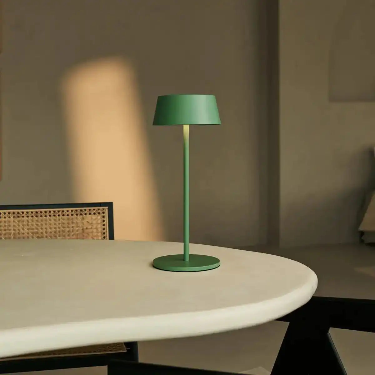 Hugo Sage Green Wiederaufladbare Tischlampe – Stilvoll, dimmbar und kabellos