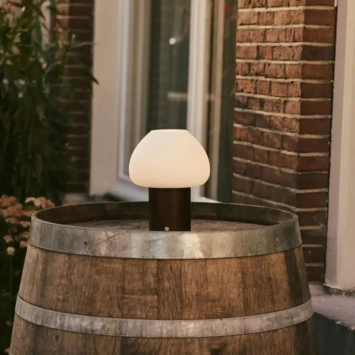 Dunkelbraune Holzlampe Fynn – wiederaufladbares und dimmbares Licht