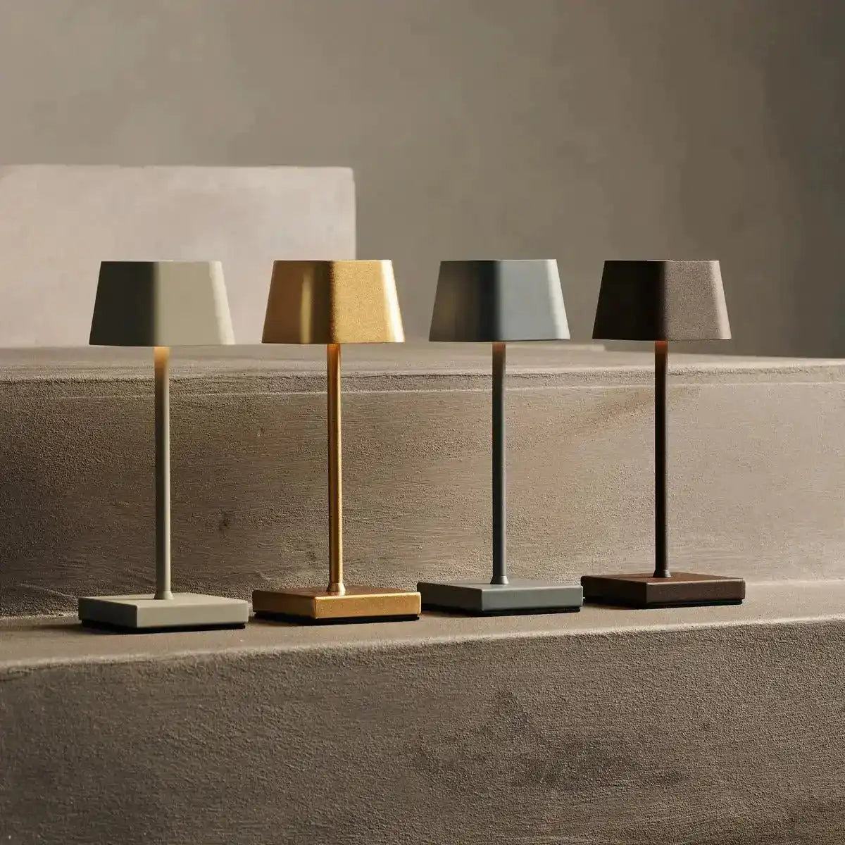 Combi Set Professional-8 x Sarphati Mini Gold wiederaufladbare Tischlampen & 1 x Zentralstation Wireless Ladestation mit Qi-Technologie