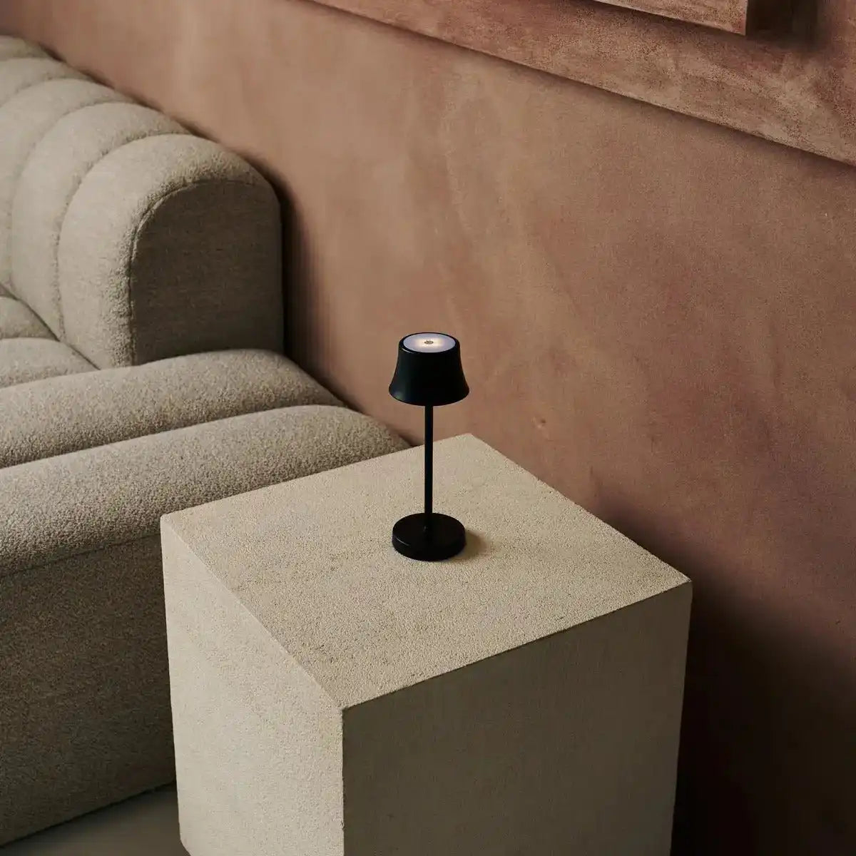 De pijp Mini Midnight Black Black wiederaufladbare Tischlampe - drahtloses Laden, dimmbare Lampe und 3 Lichtfarben