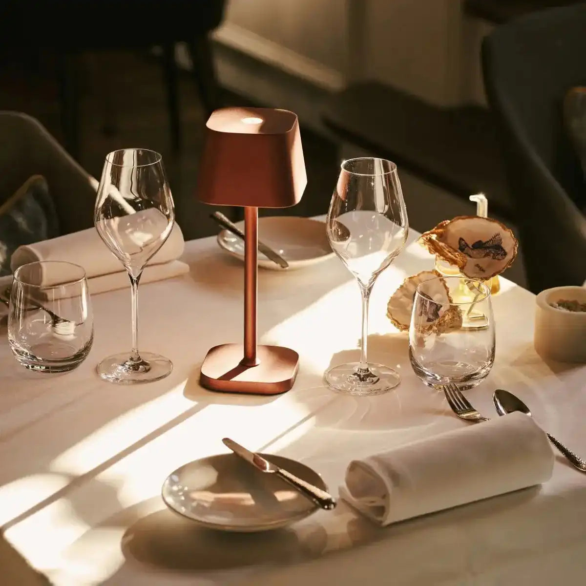 AVA Bronze - wiederaufladbare Tischlampe | Stilvoll, schnurlos und dimmbar
