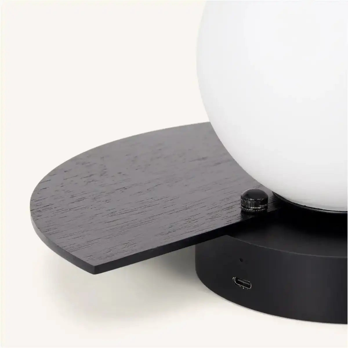 Kane Black Cordless Wandleuchte – wiederaufladbare Lampe aus Holz und Glas