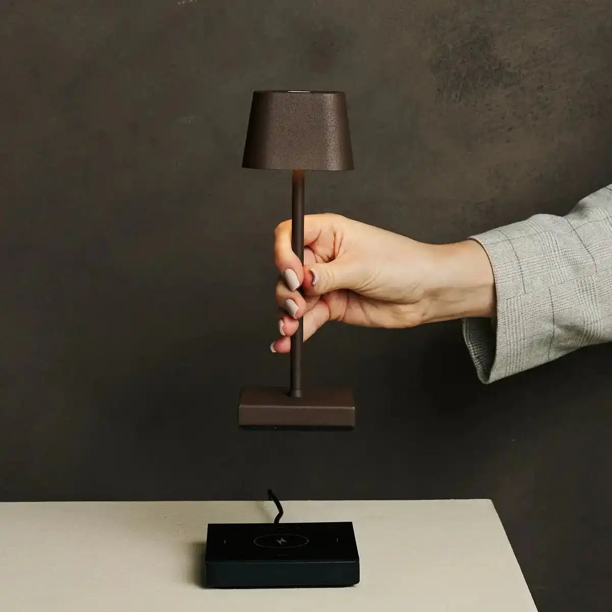 Sarphati Mini Mokka Braune Schnurkabellampe - drahtlos wiederaufladbar über Ladestation, dimmbare Lampe und 3 Lichtmodi