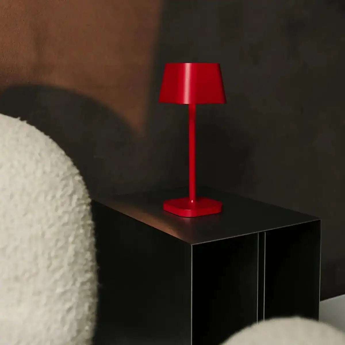 Ava Berry Red wiederaufladbare Tischlampe | Stilvoller, schnurloser Lampe und dimmbar