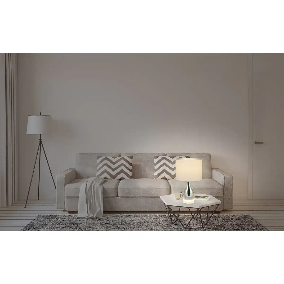 Die LED-Tischleuchte "COSIMA" ist insgesamt 43,5 cm hoch, Schirm Ø 25 cm, aus Metall, Kunststoff, Textilmaterial in den Farben Chrom und Weiß. Sowohl integrierte LEDs im Leuchtenfuß als auch E14-Fassung