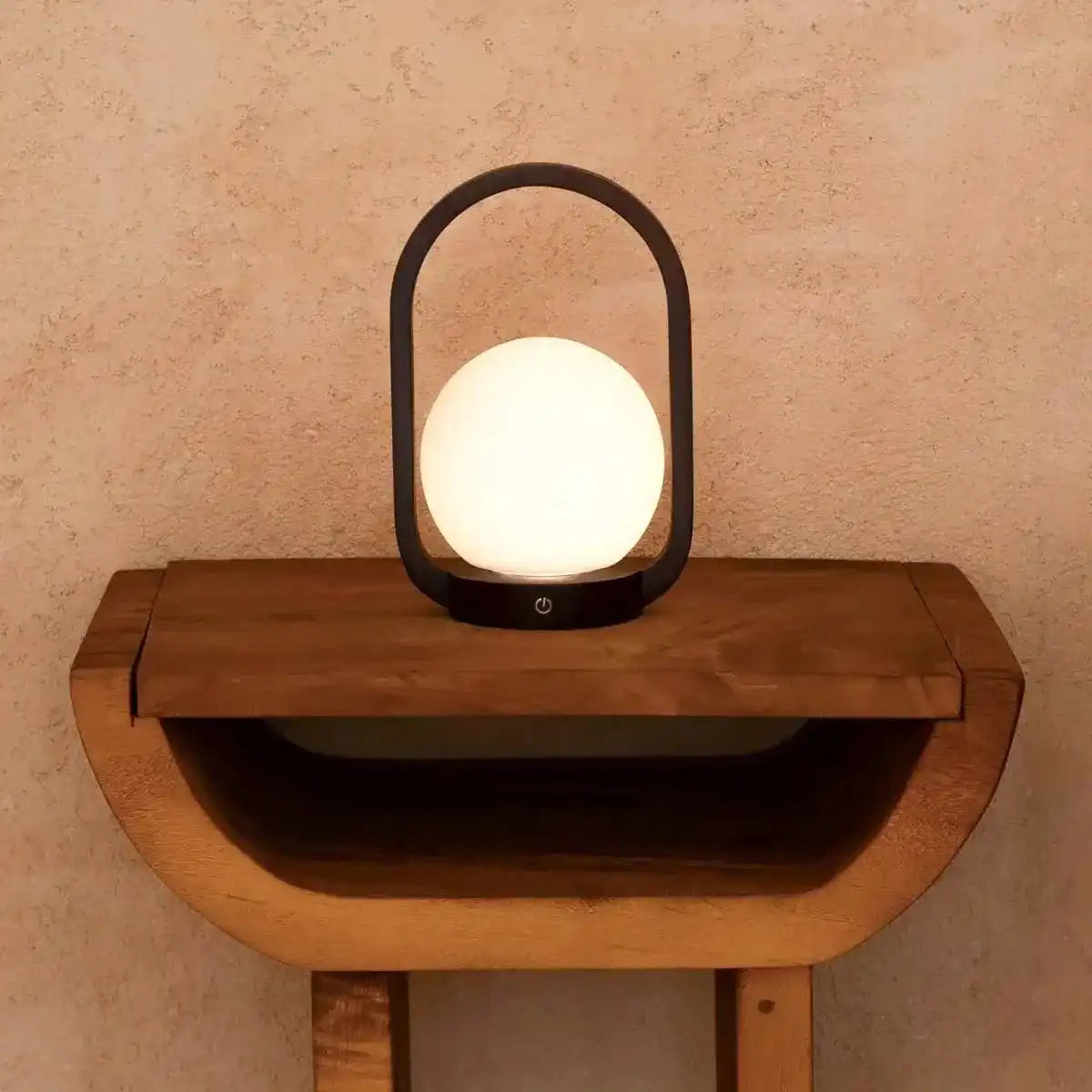 Skye dunkelbraune kabellose Holzlampe | Wiederaufladbares und dimmbares Design
