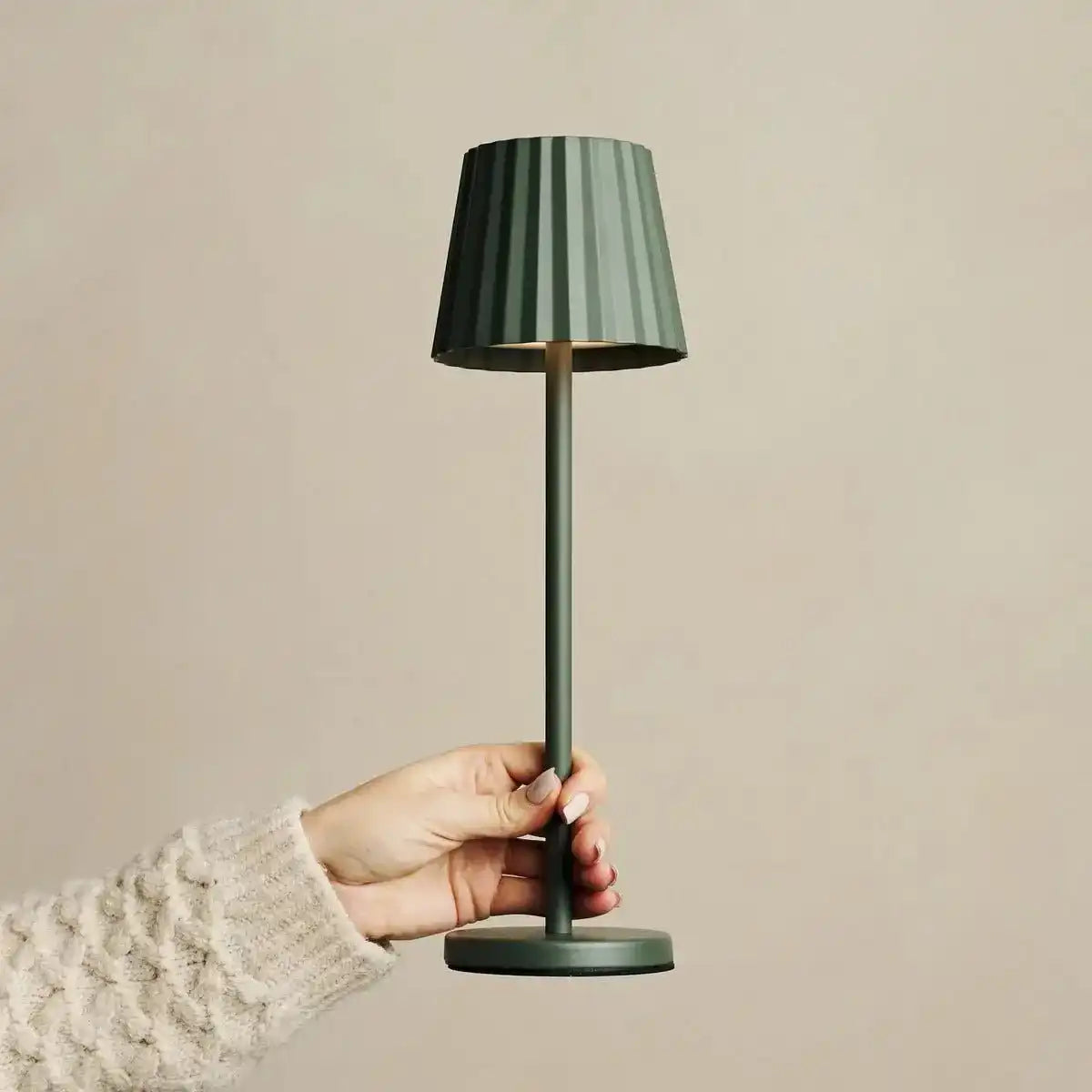 Combi Set Professional-4 x Maya Olive Green wiederaufladbare Tischlampen & 1 x Amstel Wireless Ladestation mit Qi-Technologie