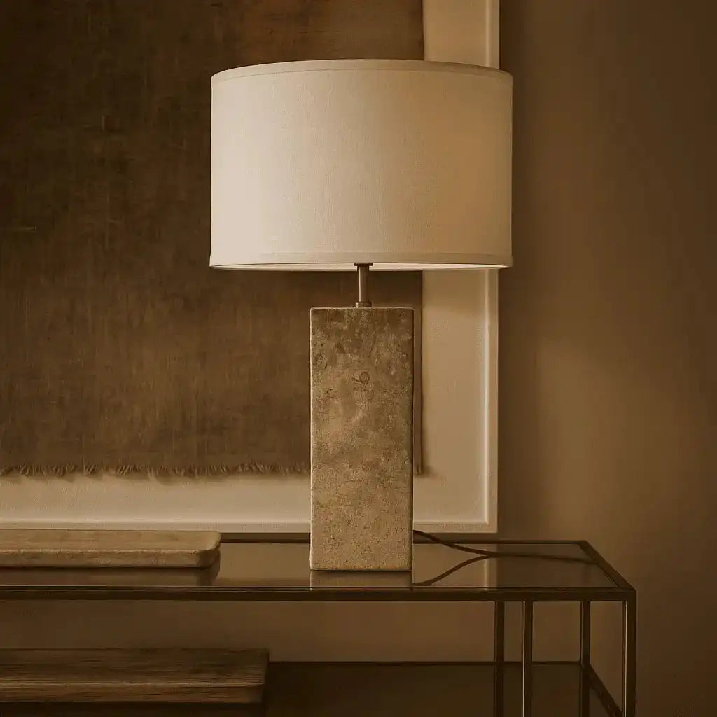 Rosie Travertinlampe – Eleganter Naturstein mit Baumwollschirm