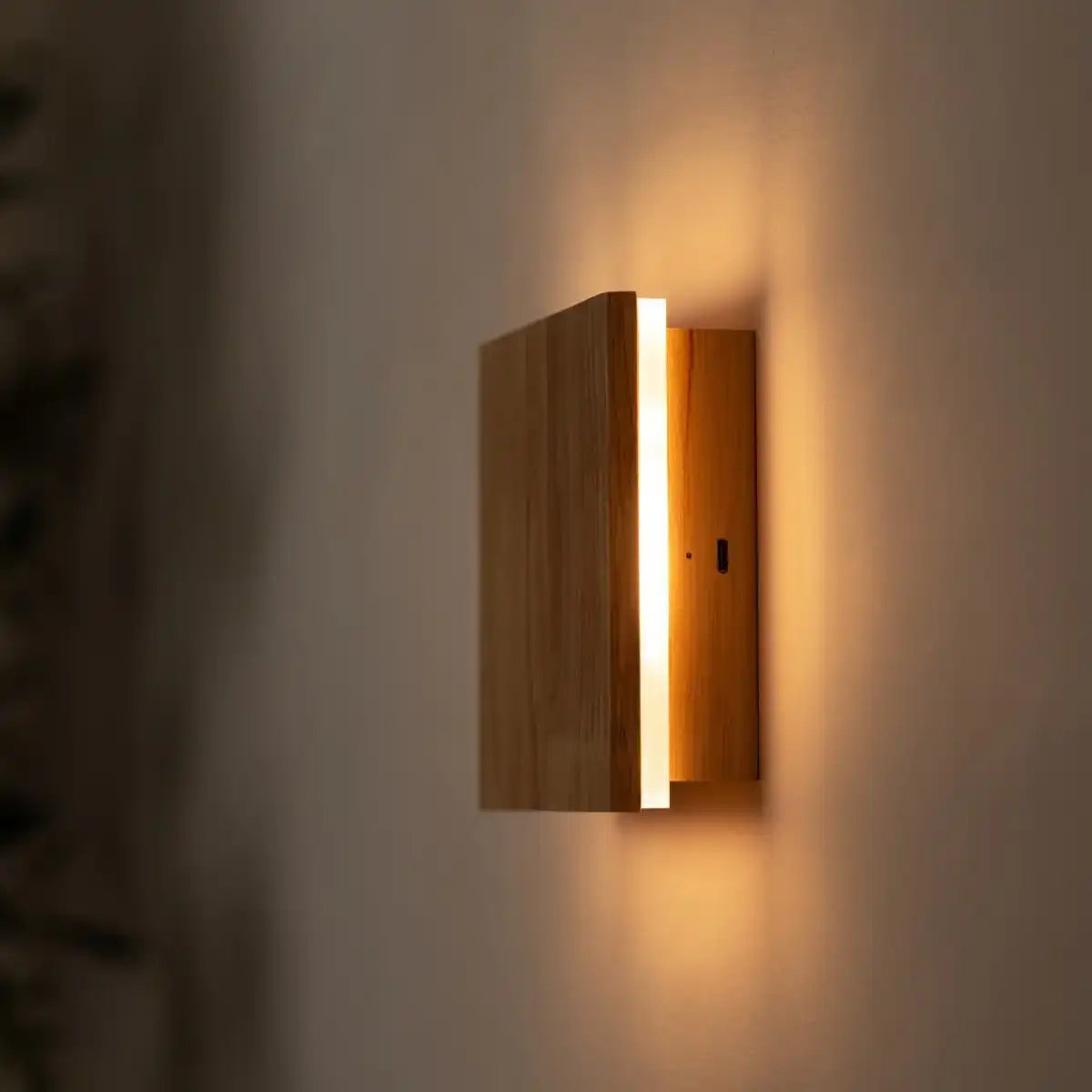 Spur hellbraune schnurlose Wandlampe - wiederaufladbare, dimmbare, natürliche Holzlampe