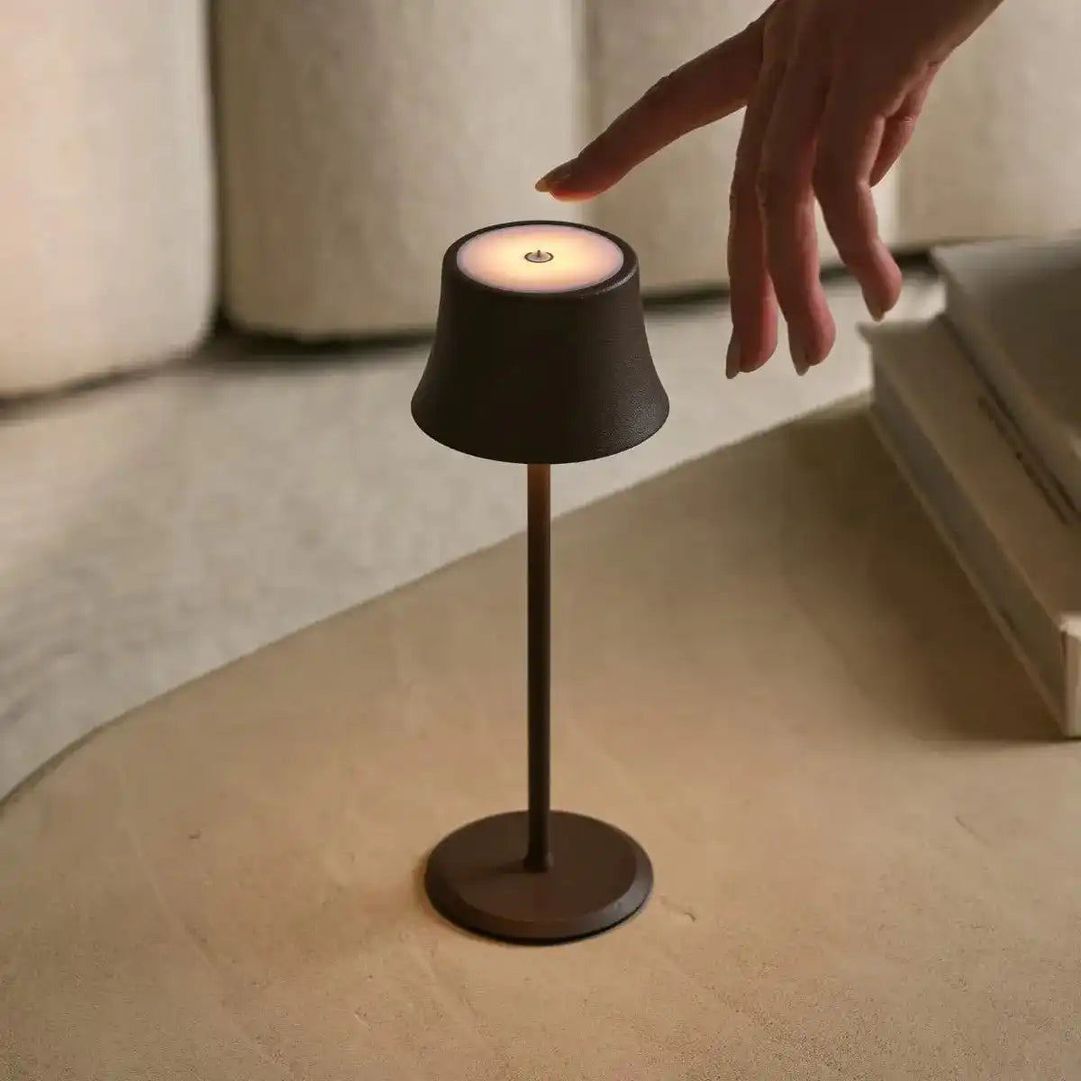 Willy Mini Mocha Brown Wiederaufladbare Tischlampe – Stilvoll, dimmbar, 60 Stunden Akkulaufzeit