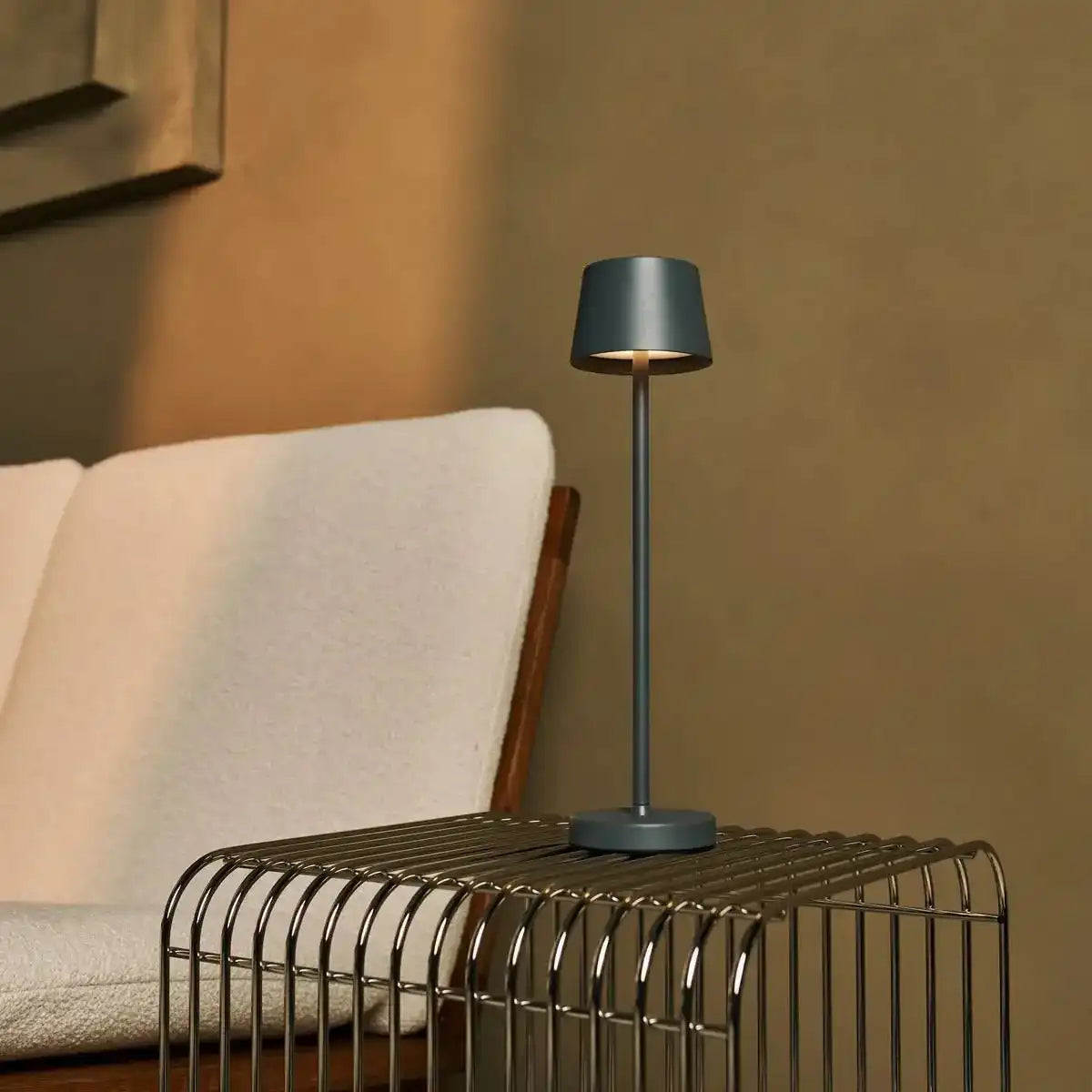 Combi-Set Professional-8 x Vondel Mini Stone Grey wiederaufladbare Tischlampen & 1 x Zentrale Station Wireless Ladestation mit Q1-Technologie n