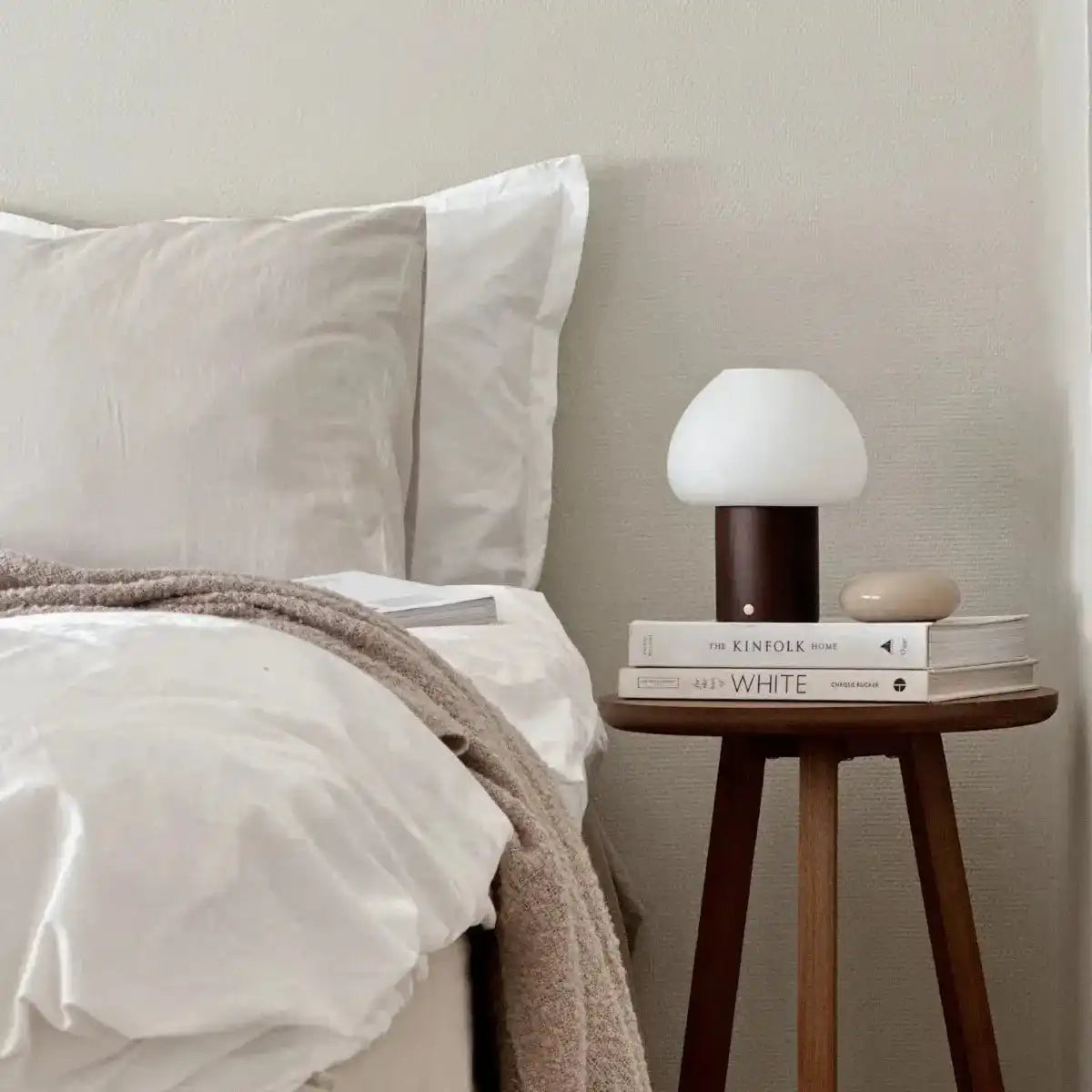 Dunkelbraune Holzlampe Fynn – wiederaufladbares und dimmbares Licht