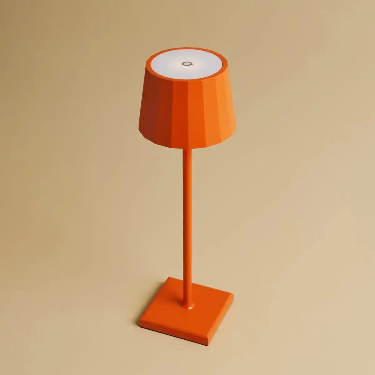 Combi Set Professional-4 x Wouter Blossom Orange wiederaufladbare Tischlampen & 1 x Amstel Wireless Ladestation mit Qi-technologyr
