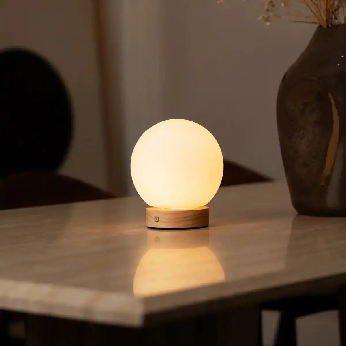 Flores hellbraune Holzlampe mit Glasbirne - wiederaufladbares und dimmbares kabelloses Licht