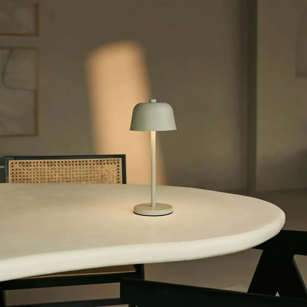 Anton Shadow Grey wiederaufladbare Tischlampe | Stilvolle und schnurlose Beleuchtung