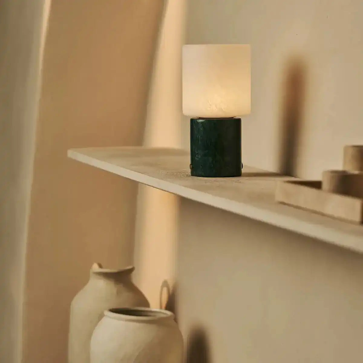 CuYP Green / Verde Alpi - Marmor wiederaufladbare Tischlampe - Schnurlos, USB -wiederaufladbar und bis zu 100 Stunden Laufzeit