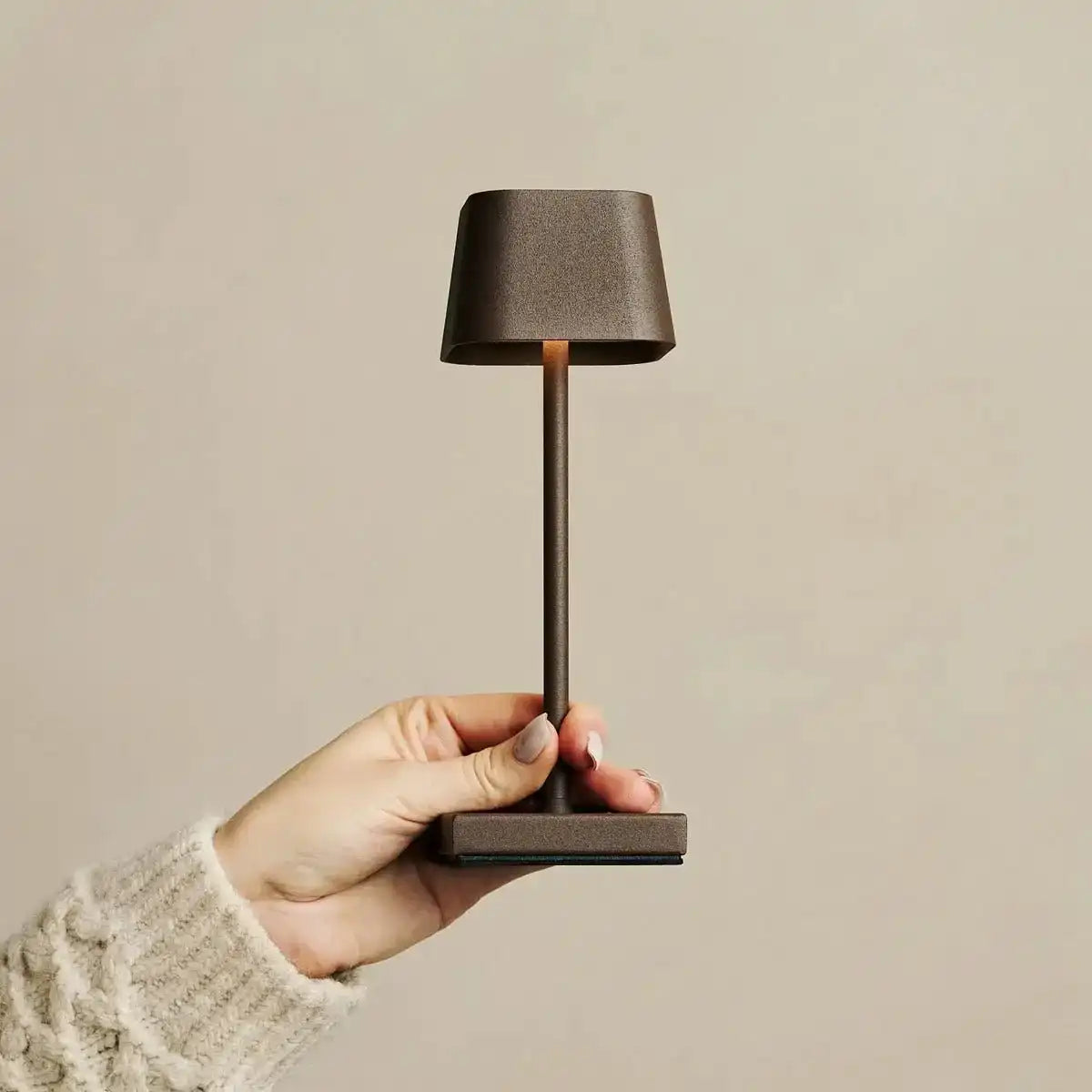 Combi Set Professional-8 x Sarphati Mini Mocha Brown wiederaufladbare Tischlampen & 1 x Zentralstation Wireless Ladestation mit Qi-Technologie-