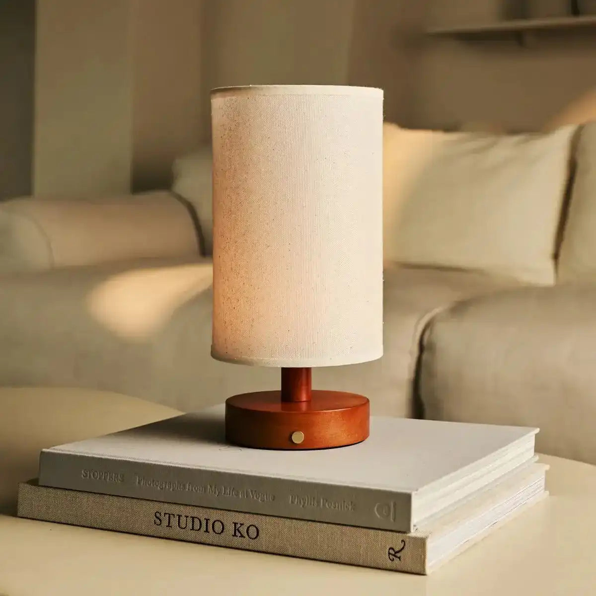 Ben Chestnut Brown Tischlampe aus Holz – wiederaufladbar, dimmbar, USB-C-betrieben