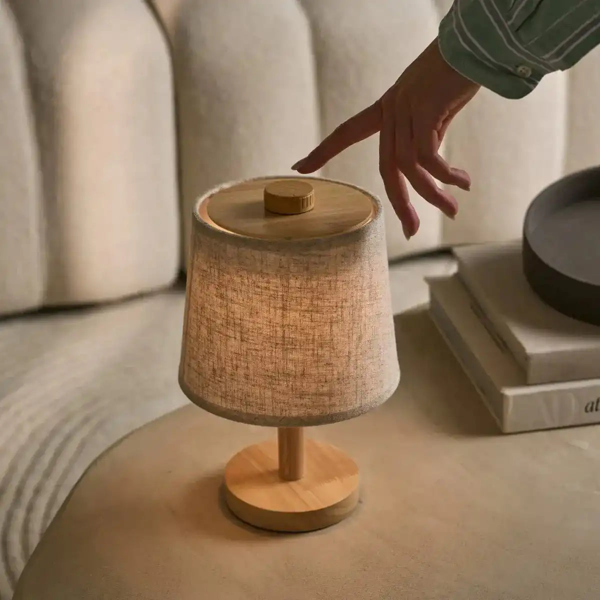 Rover Hellbraune wiederaufladbare Holzlampe | Kabellos, dimmbar mit Stoffschirm