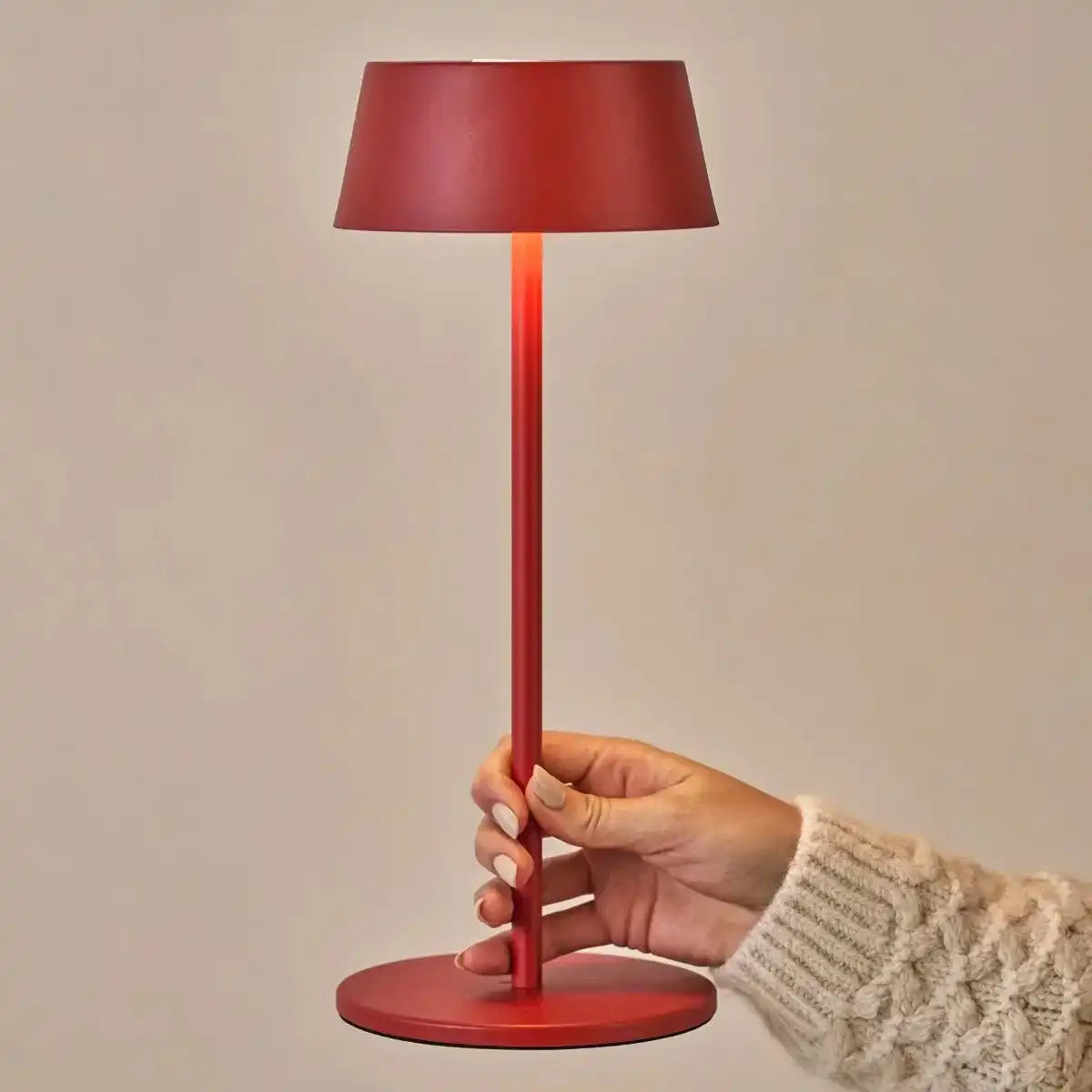 Hugo Berry Red Wiederaufladbare Eisen-Tischlampe – dimmbar, stilvoll und kabellos