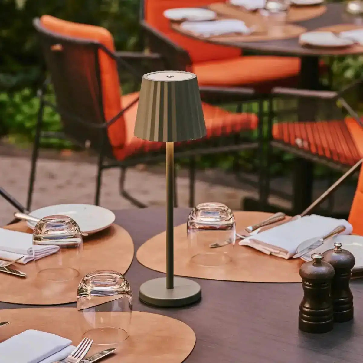 Combi Set Professional-4 x Maya Olive Green wiederaufladbare Tischlampen & 1 x Amstel Wireless Ladestation mit Qi-Technologie