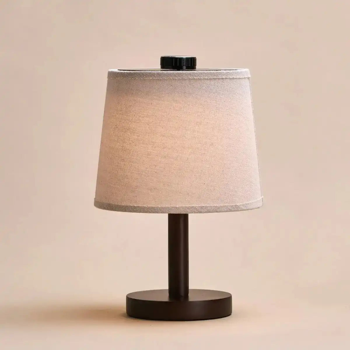 Rover dunkelbraune Holzlampe – wiederaufladbar, kabellos und dimmbarer Schirm