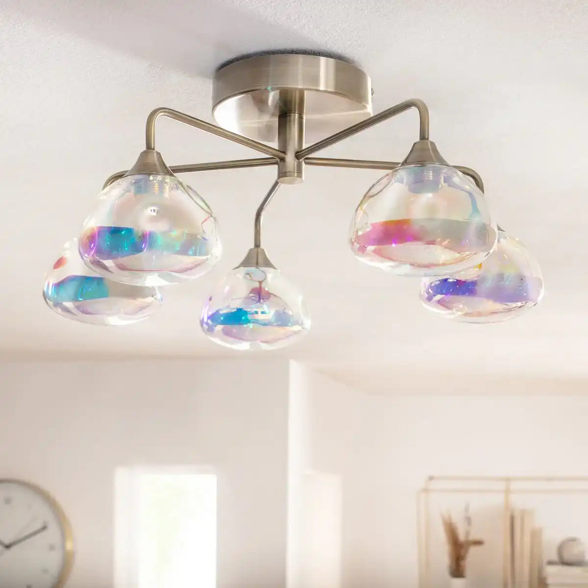 LED Deckenleuchte 5-flammig "VARNA", Deckenlampe aus messingfarbenem Metall und irisierendem Glas, mit fest verbauten LEDs, 50 cm Durchmesser, stilvolle Beleuchtung für Wohnzimmer, Esszimmer oder Diele