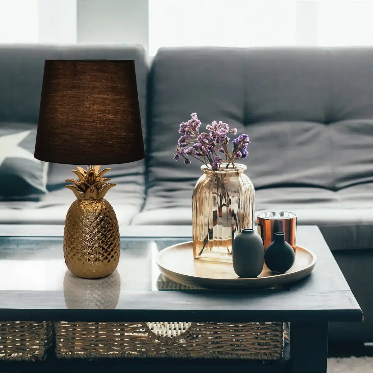 Keramik-Tischleuchte "ANANAS", Tischlampe aus Keramik mit goldfarbener Glasur und schwarzem Stoffschirm, mit E14-Fassung, für Esszimmer, Wohnzimmer, Diele oder Büro, Tischleuchte 45 cm hoch