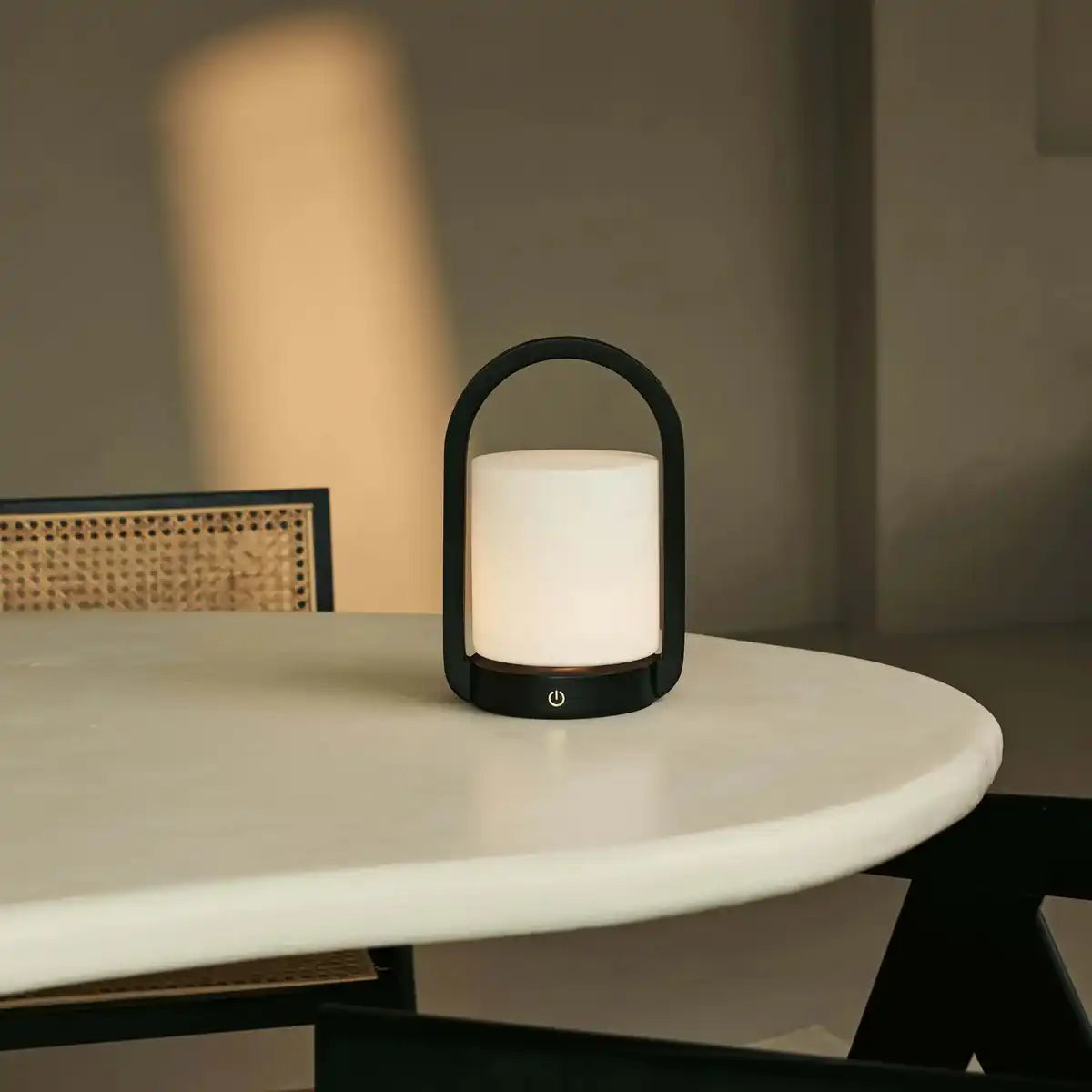 George dunkelbraune Holzlampe – wiederaufladbar, dimmbar und tragbar