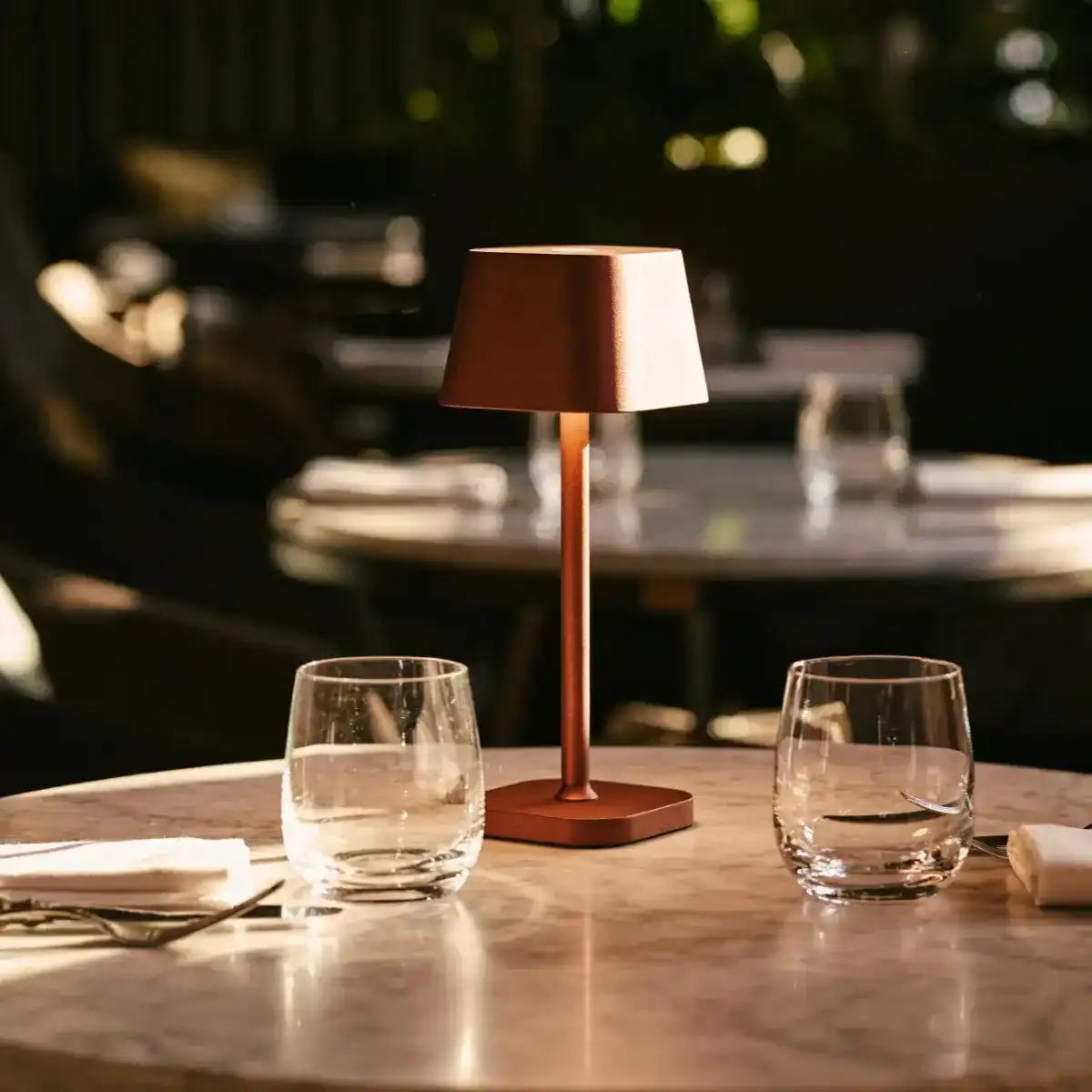 AVA Bronze - wiederaufladbare Tischlampe | Stilvoll, schnurlos und dimmbar