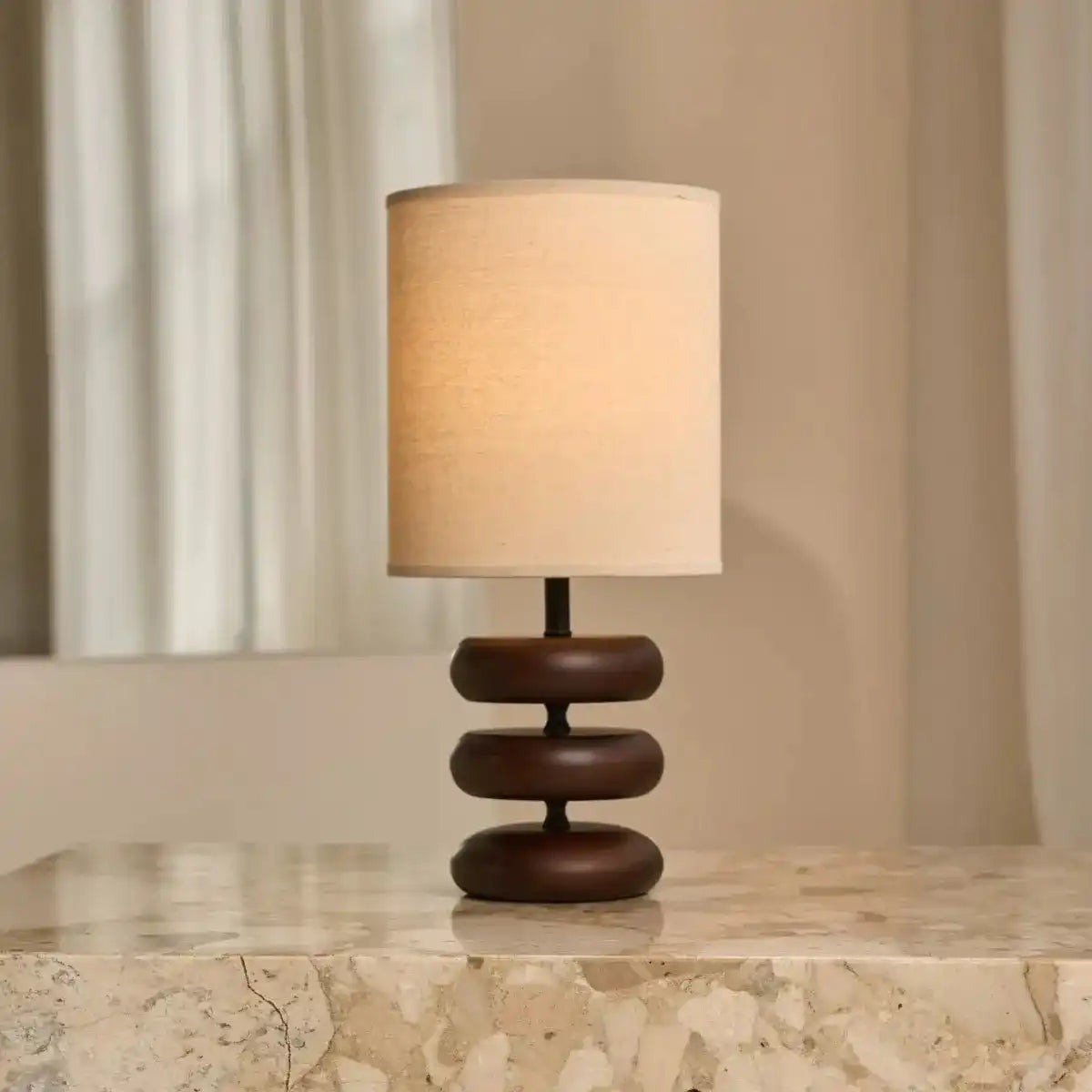 Lara dunkelbraune Holztischlampe mit cremefarbenem Leinenschatten - rustikaler Hausbeleuchtung