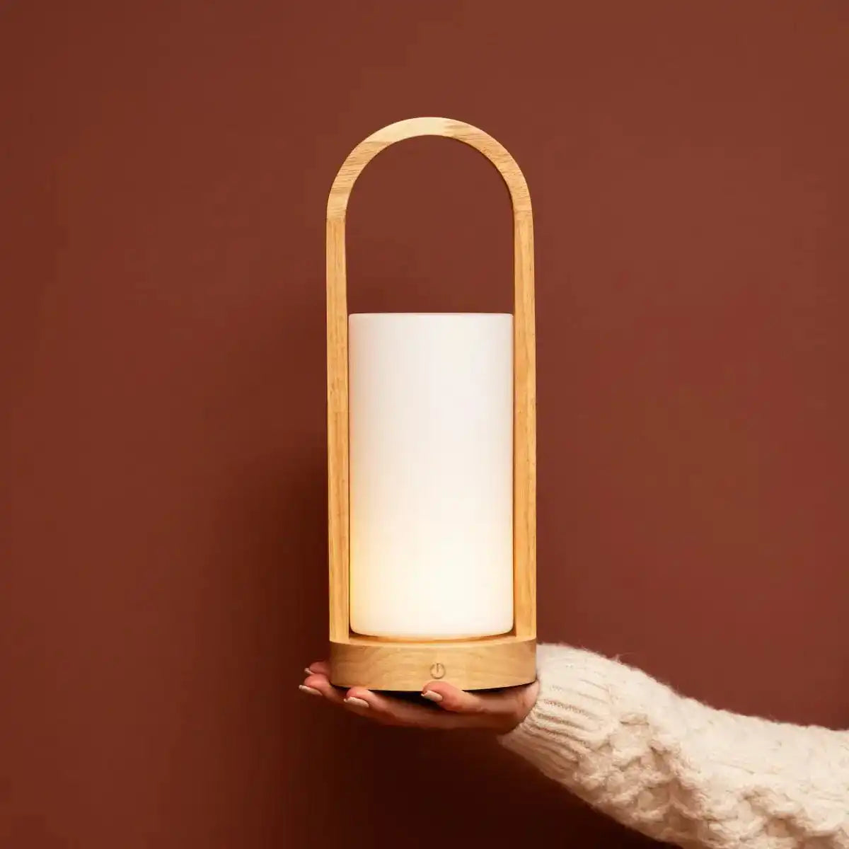 Evie Hellbraune wiederaufladbare Tischlampe aus Holz – dimmbar und kabellos