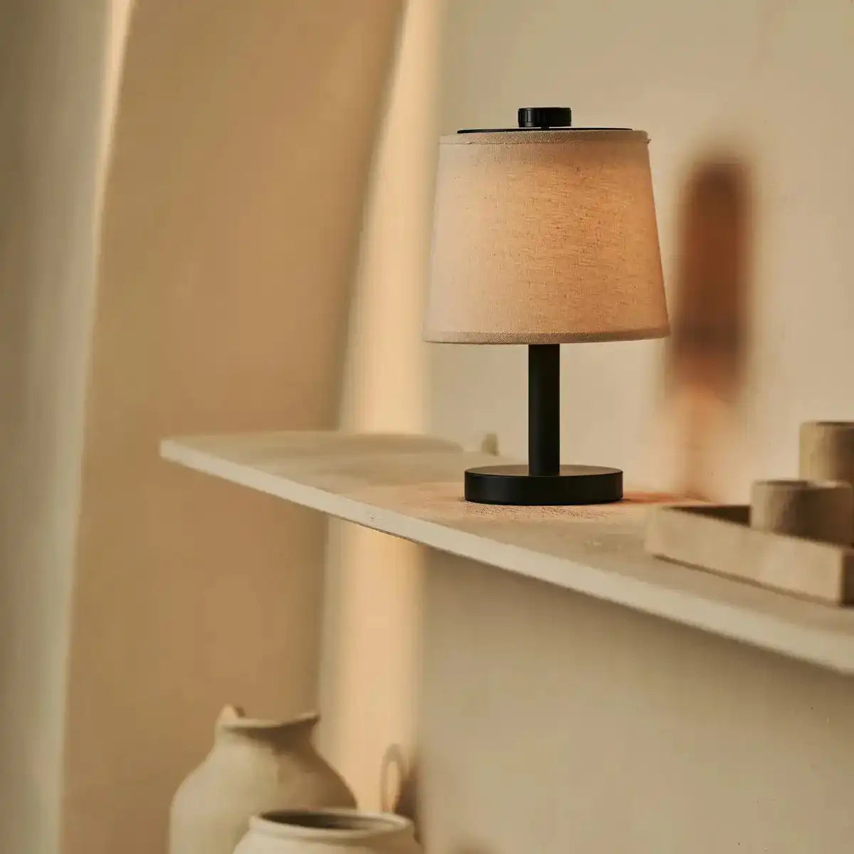 Rover Schwarze Holzlampe - wiederaufladbar, schnurlos und dimmbarer Schatten