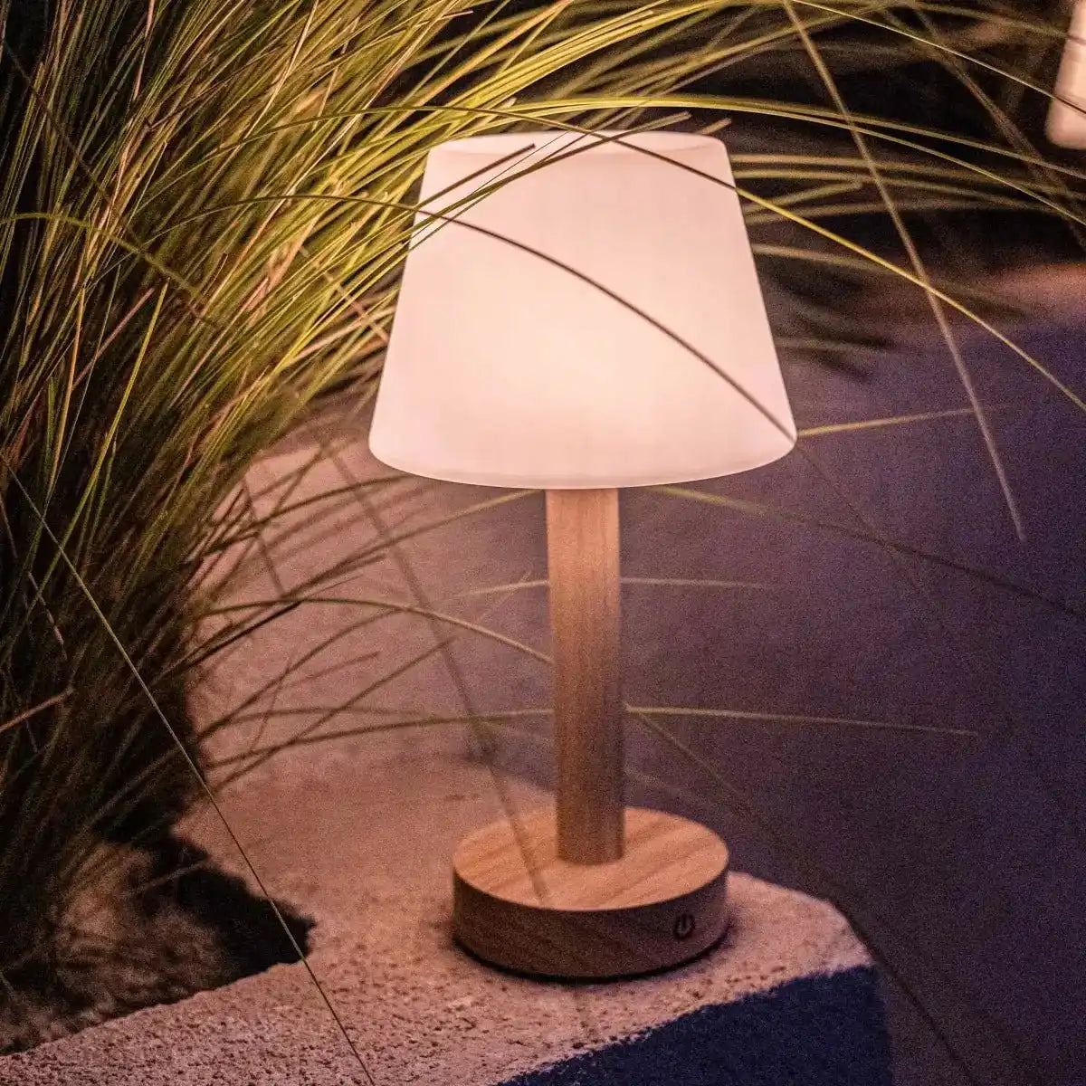 Zoë Hellbraune wiederaufladbare Tischlampe aus Holz | Dimmbar, USB-C, 80-Stunden-Akku